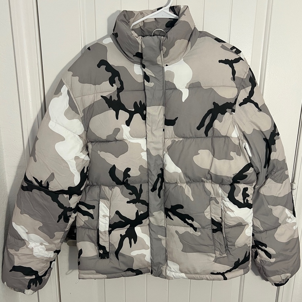 URBAN OUTFITTERS Men's Winter Camo Puffer Jacket